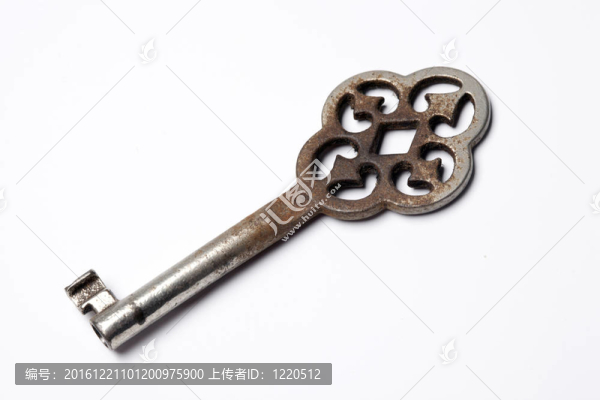 白色背景上的舊鑰匙