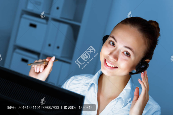 年輕女士在商務(wù)服和耳機(jī)