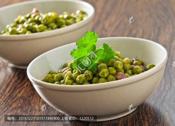 在赤陶土碗熏肉豌豆。
