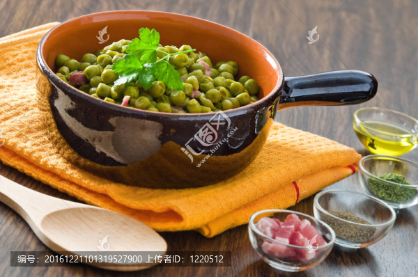 在赤陶土碗熏肉豌豆。