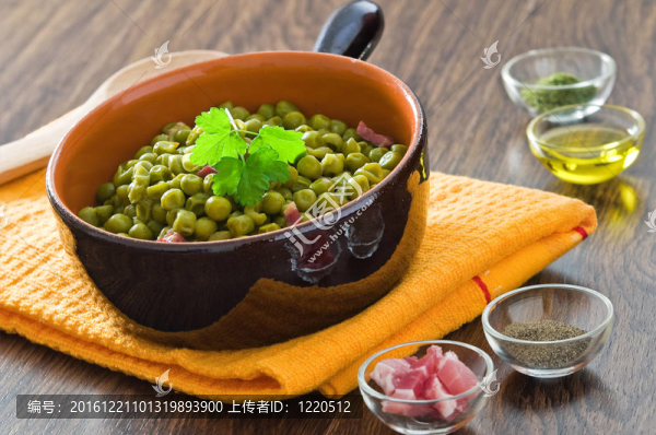 在赤陶土碗熏肉豌豆。