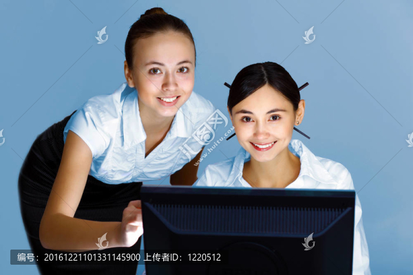 年輕女士在商務(wù)服和耳機(jī)