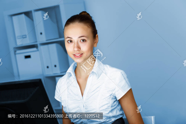 年輕女士在商務(wù)服和耳機(jī)