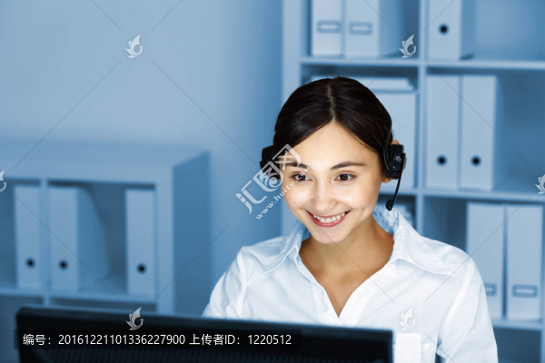年輕女士在商務服和耳機