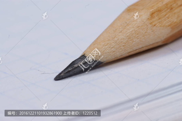 在白色背景上孤立的筆記本和鉛筆