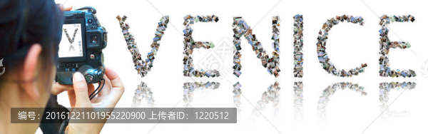 一個女人拍威尼斯字的照片