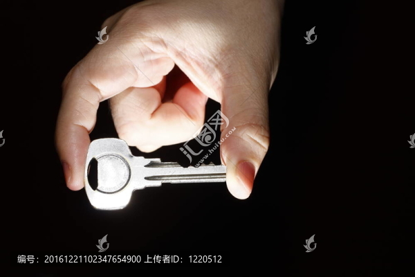 手拿鑰匙