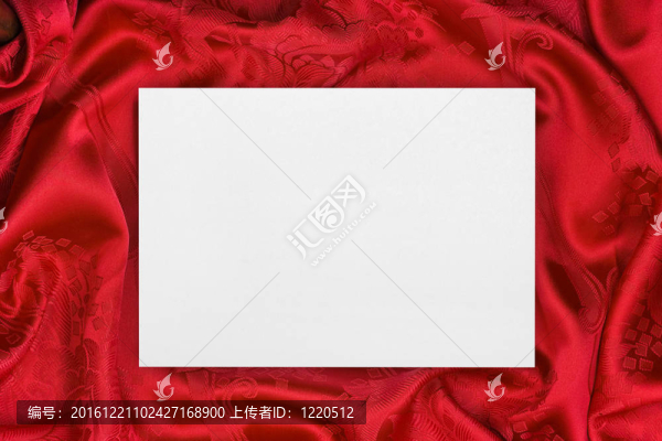 紅布上的賀卡