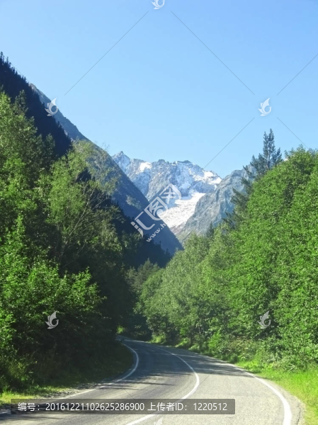通往高加索山脈的道路。夏雪