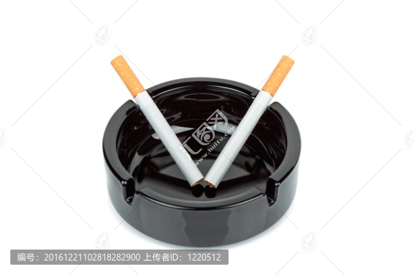 在煙灰缸里的香煙