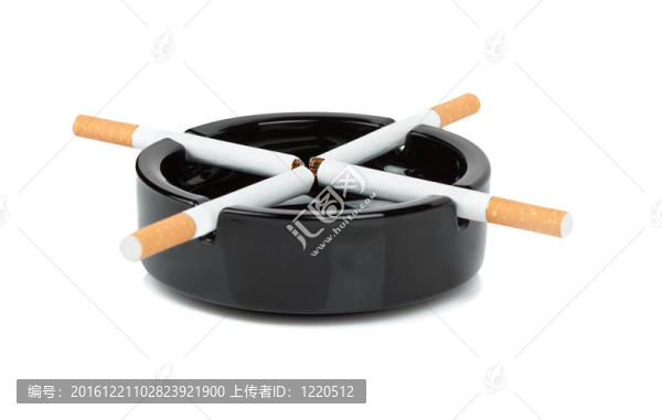 在煙灰缸里的香煙