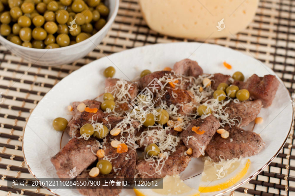 烤羊肉配奶酪和青豆