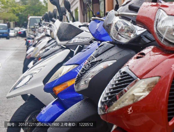 在雨中五顏六色的滑板車