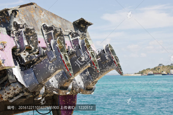 舊棄船的Rusty,Engines