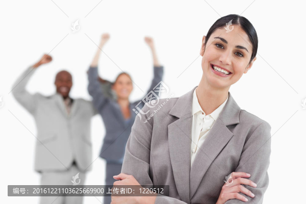 微笑的商人與歡呼的同事在她身后