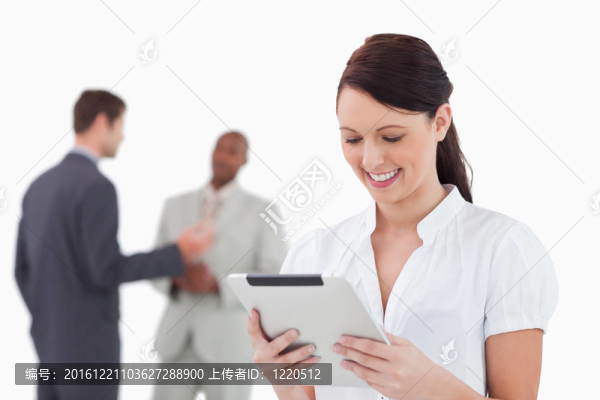 隨著平板電腦和同事在她身后的女商人