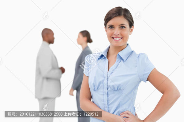 微笑的女店主說話的同事在她身后