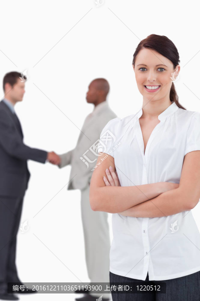 雙手交叉握手的貿(mào)易伙伴在她身后的白色背景下的女商人