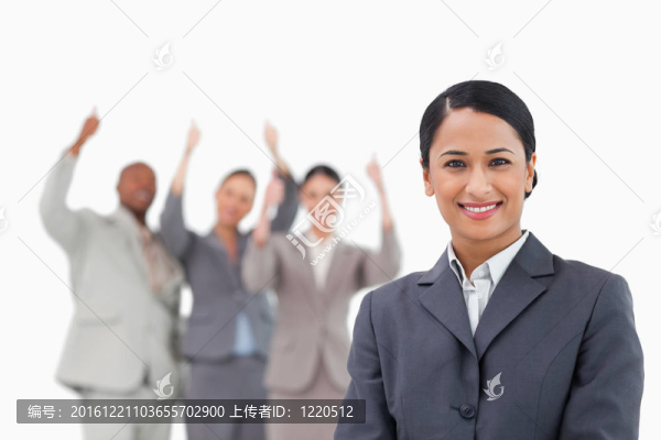微笑的女商人與啦啦隊的身后