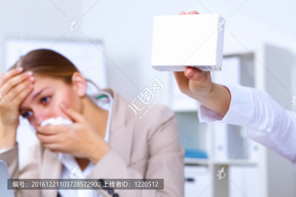 辦公室里抱著一包藥的婦女