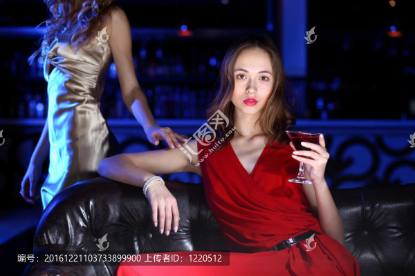 夜總會里的年輕女子喝著酒