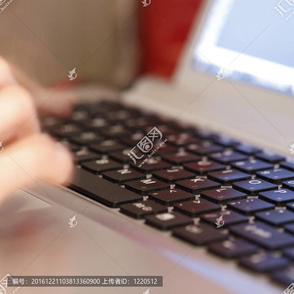 年輕女性在筆記本電腦上工作
