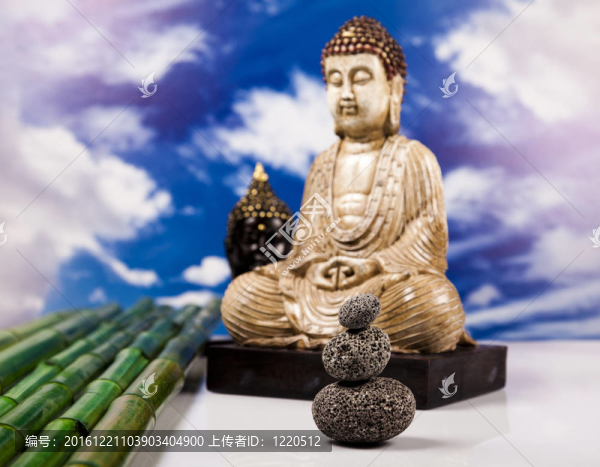 如來佛祖與藍(lán)天背景