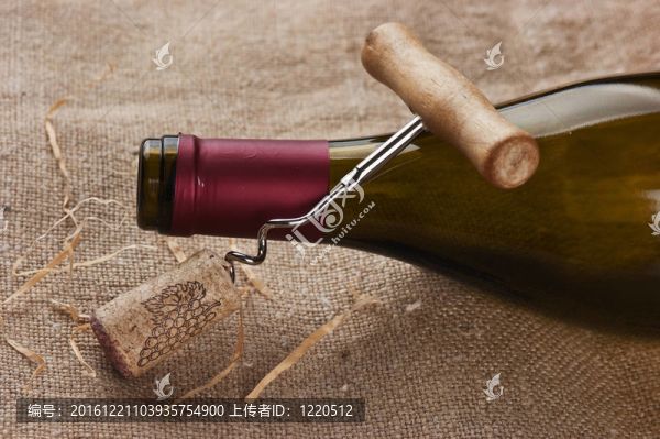 酒瓶和螺旋形的畫布上