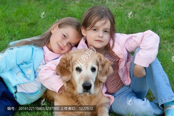 兩個年幼的女孩和狗