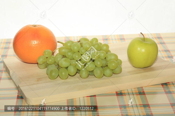 鮮綠色葡萄；桌上的蘋果和葡萄柚