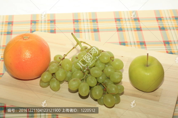 鮮綠色葡萄；桌上的蘋果和葡萄柚