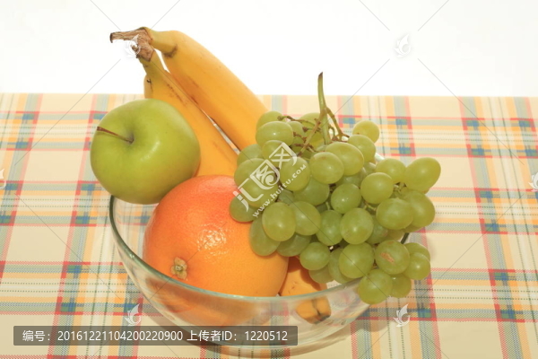 鮮綠色葡萄；蘋果；桌上香蕉和柚子