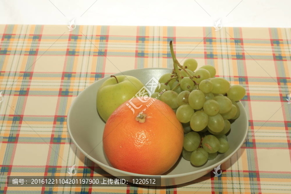 鮮綠色葡萄；桌上的蘋果和葡萄柚