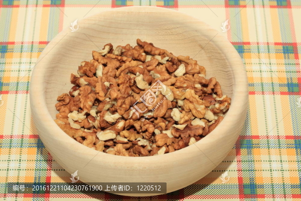 桌上的木碗里的核桃