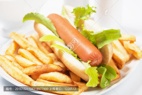 熱狗配生菜和炸薯條