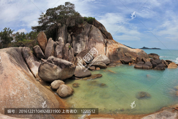懸崖和蔚藍的海