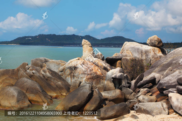 海灘上如畫的巖石堆