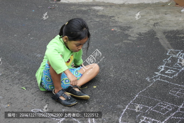 馬路上的小女孩