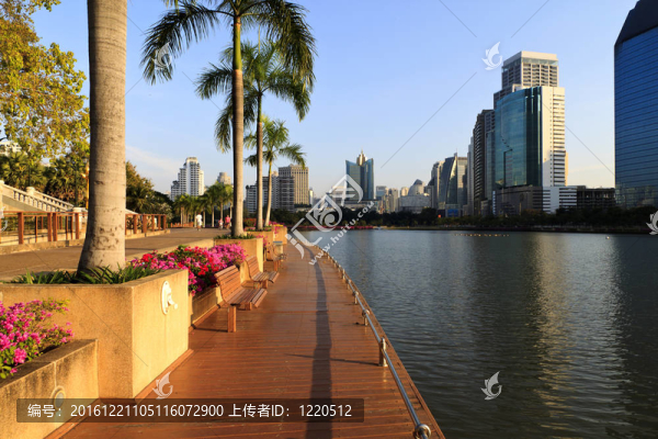 夜晚俯瞰城市。