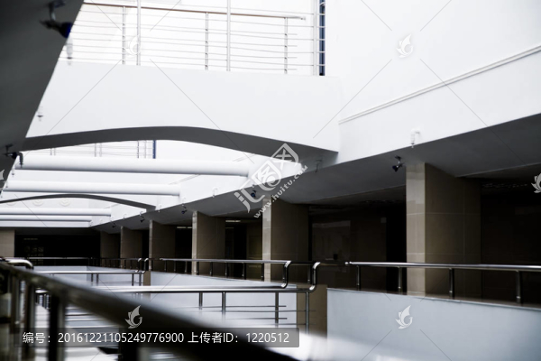 現(xiàn)代辦公建筑室內(nèi)的立柱與金屬細(xì)節(jié)
