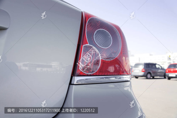 現(xiàn)代灰色金屬車剎車燈