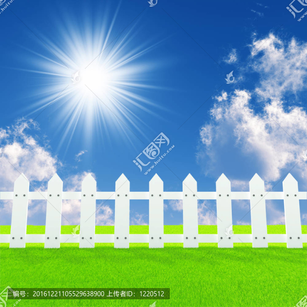 陽光下夏日草坪上的白色籬笆