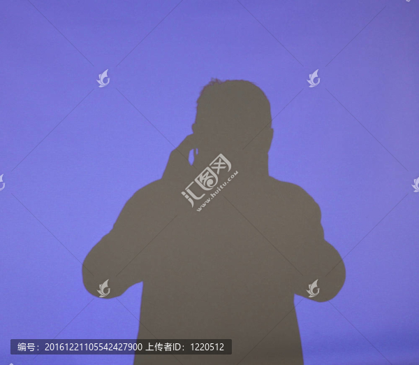 窗簾后面的男人的影子