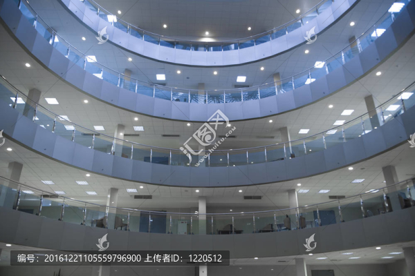 擁有玻璃櫥窗的現(xiàn)代商業(yè)中心大廳