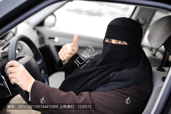 阿拉伯穆斯林婦女開(kāi)車(chē)，并為此高興
