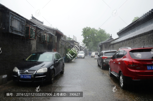 暴雨里的老北京胡同