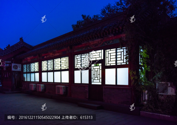 中式建筑花窗,亮燈的窗戶,夜晚