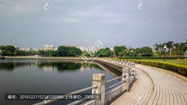 湖邊道路