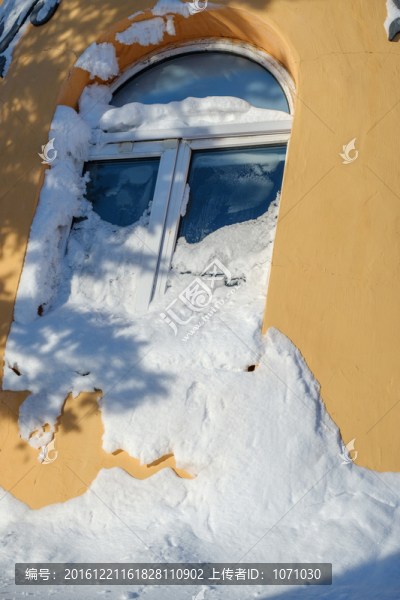 雪后窗戶