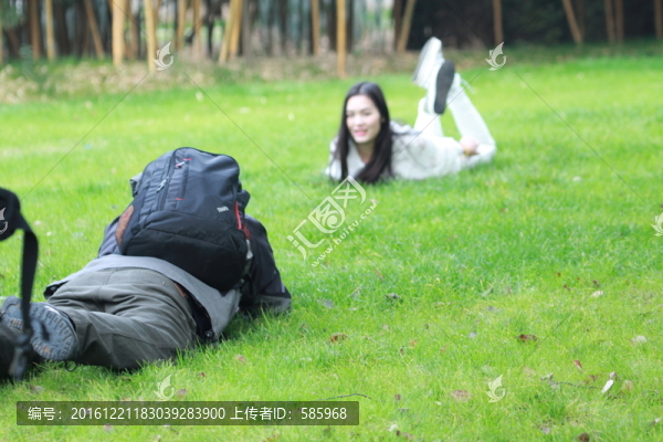 趴地上拼命的拍照